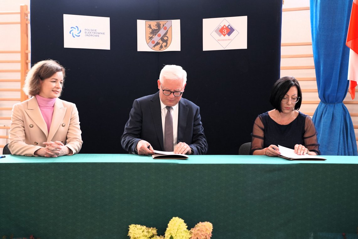 Uroczyste rozpoczęcie roku szkolnego i podpisanie umowy na realizację projektu „Projektujemy pod prąd” w PZS nr 3 w Wejherowie