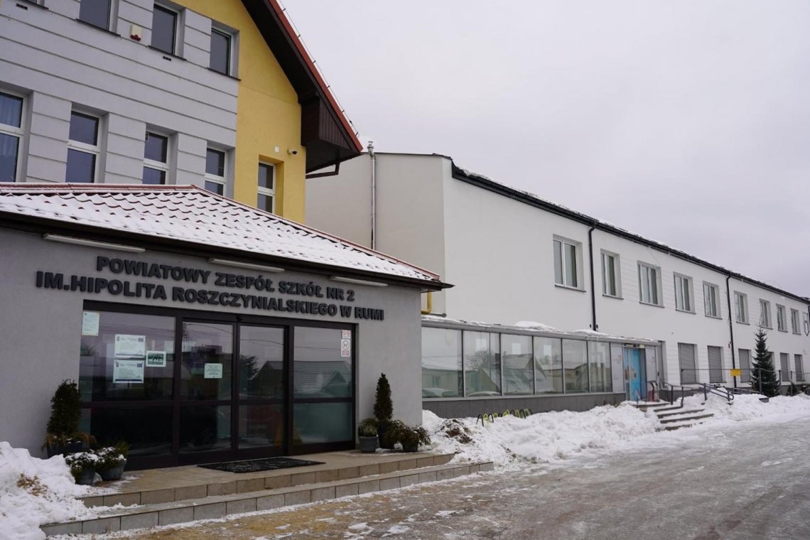 Realizowana jest rozbudowa i nadbudowa skrzydła „C” Powiatowego Zespołu Szkół nr 2 im. Hipolita Roszczynialskiego w Rumi